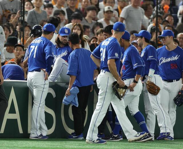 中日・チェイビスのダイブで観客下敷き