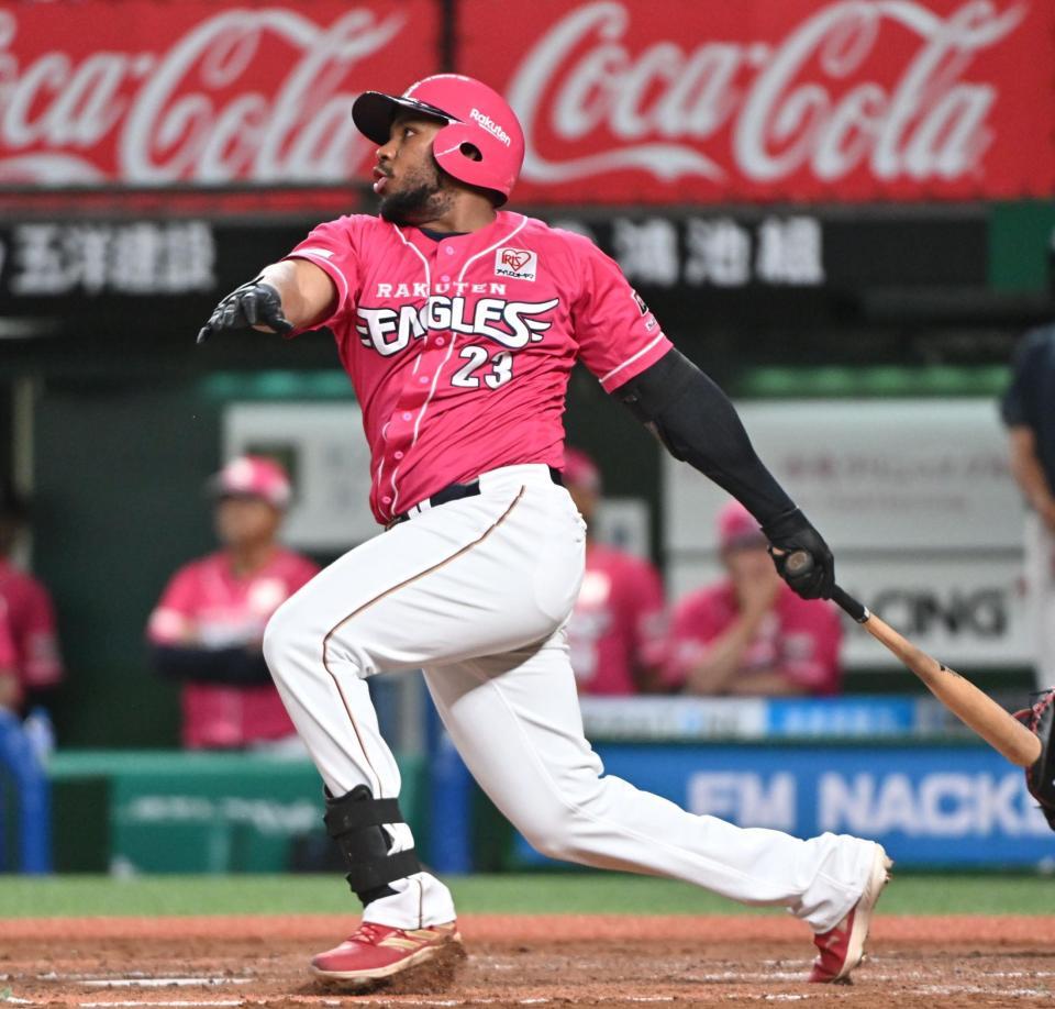 　７回、右前に勝ち越し適時打を放つフランコ