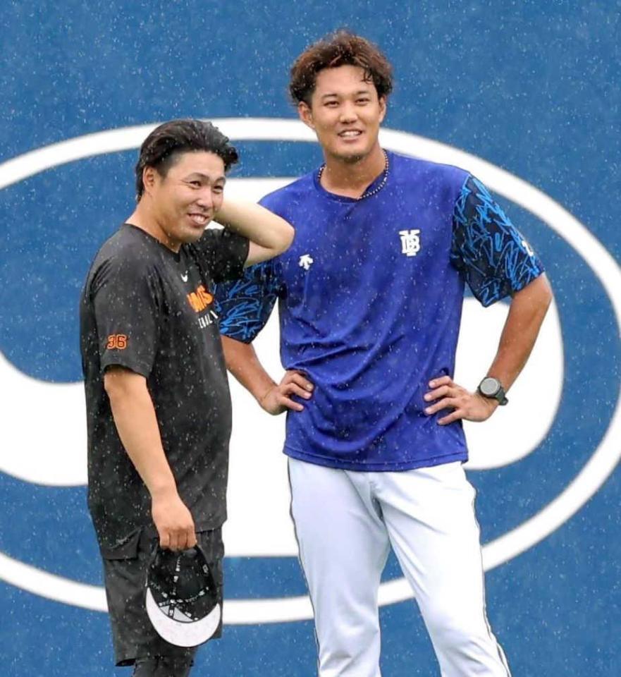 　巨人・馬場（左）と談笑する藤浪（撮影・西岡正）