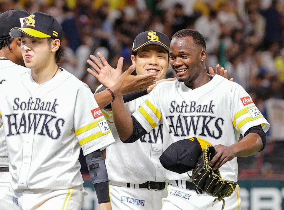 　モイネロ（右）を祝福する近藤