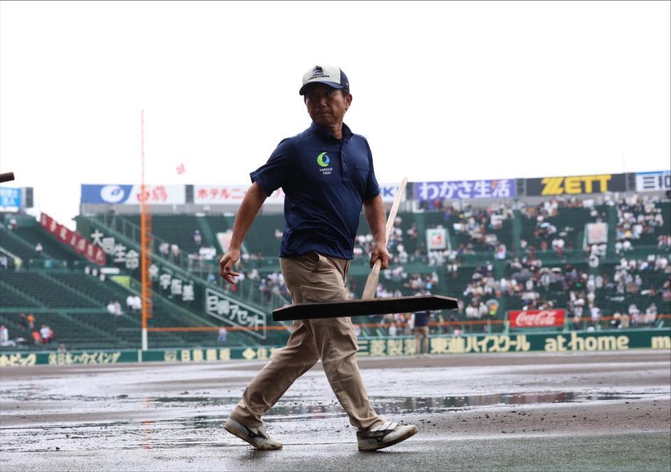 　整備に向かう阪神園芸・金沢さん（撮影・中田匡峻）