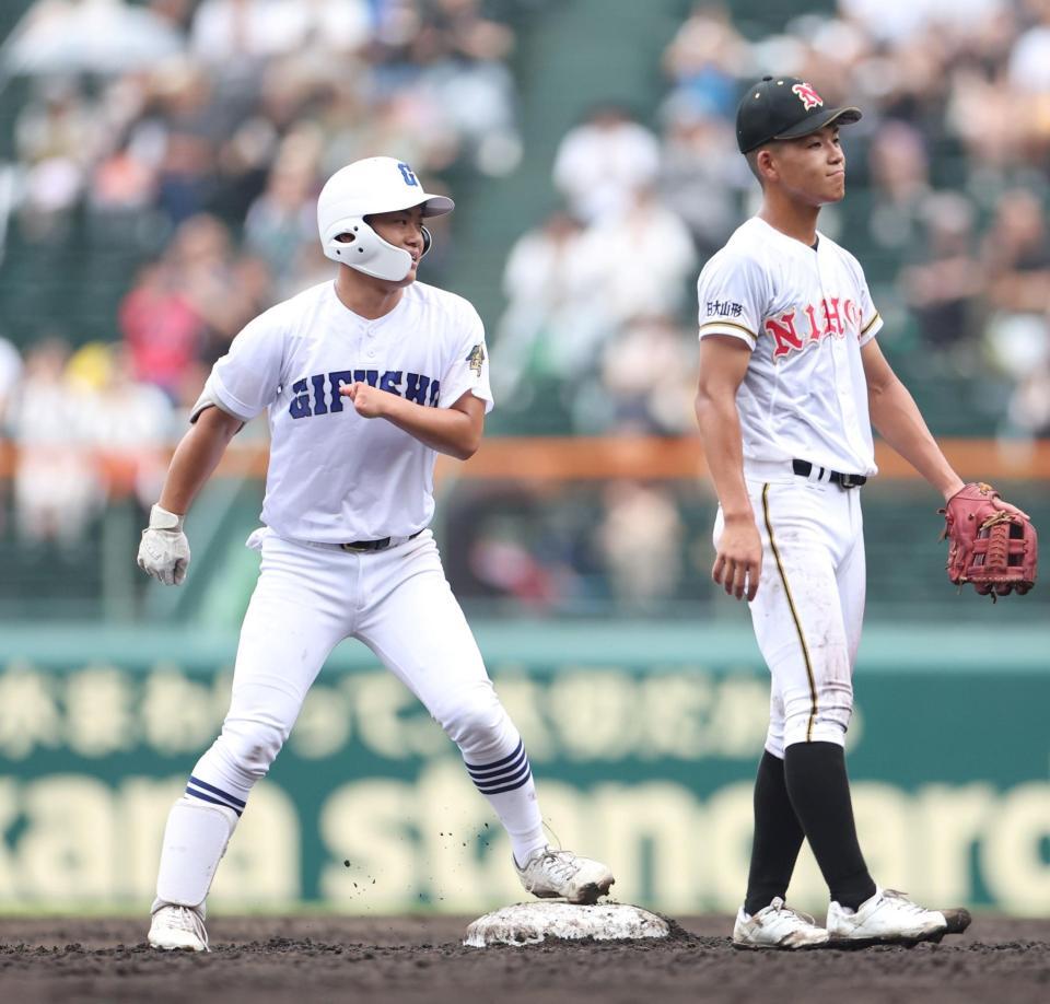 　５回、右前に同点適時打を放った県岐阜商・横山温大（左）＝撮影・中田匡峻