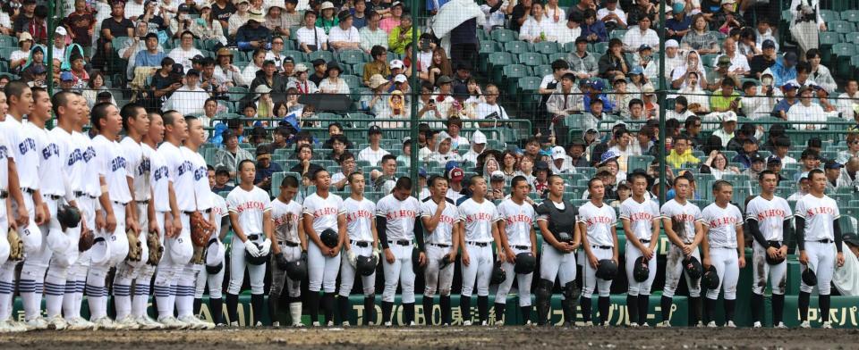 　県岐阜商（左）に敗れた日大山形ナイン（撮影・中田匡峻）
