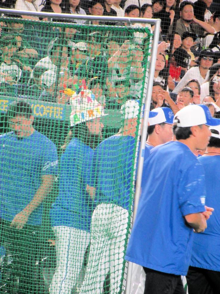 　３０歳の誕生日を向かえバースデーケーキのかぶりものでアップを行うチェイビス