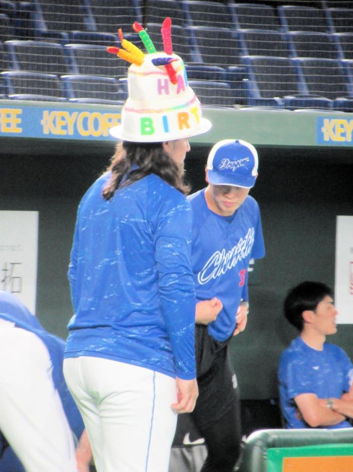 　３０歳の誕生日を向かえバースデーケーキのかぶりものでアップを行うチェイビス