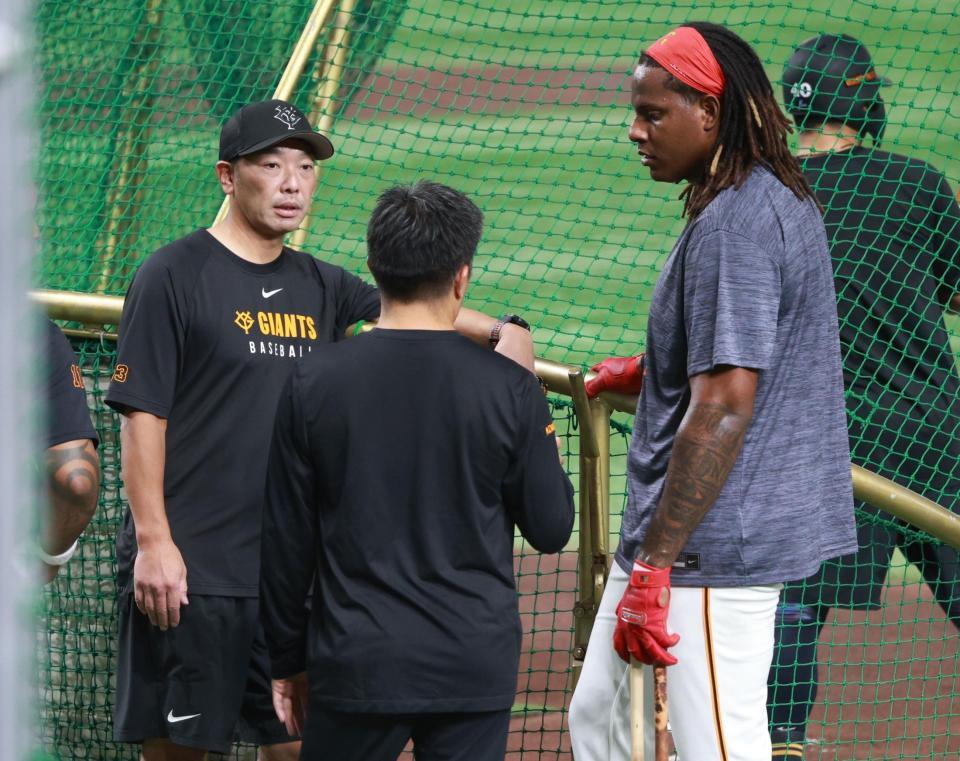 　フリー打撃を終え阿部監督と話すフェリス（撮影・金田祐二）