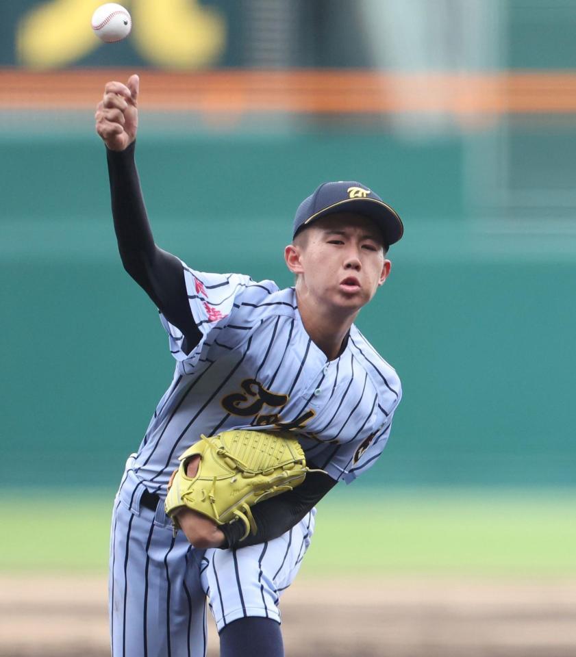 　力投する先発投手の東海大熊本星翔・水野右京（撮影・中田匡峻）