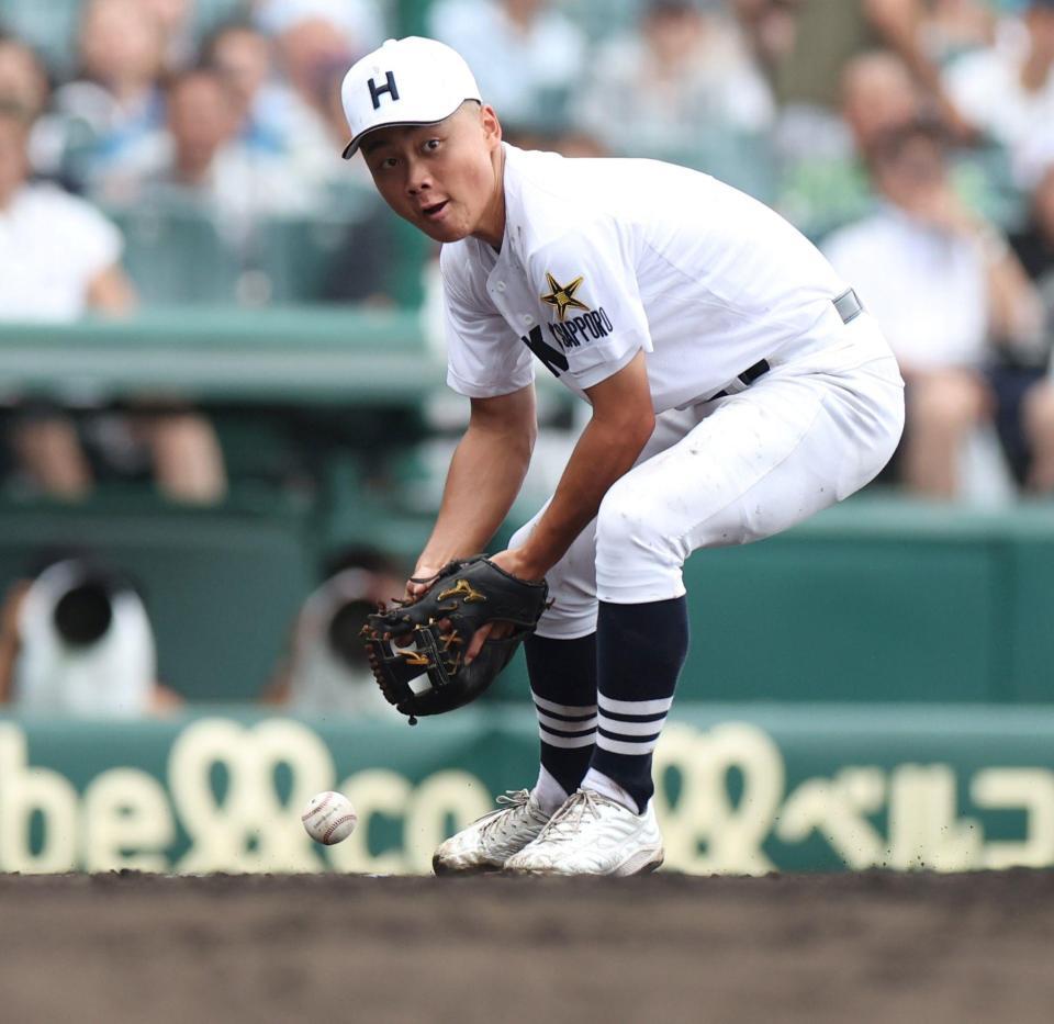 　７回、東海大熊本星翔・福島陽奈汰の打球をさばけず、内野安打を許す三塁手の北海・草開道登（撮影・中田匡峻）