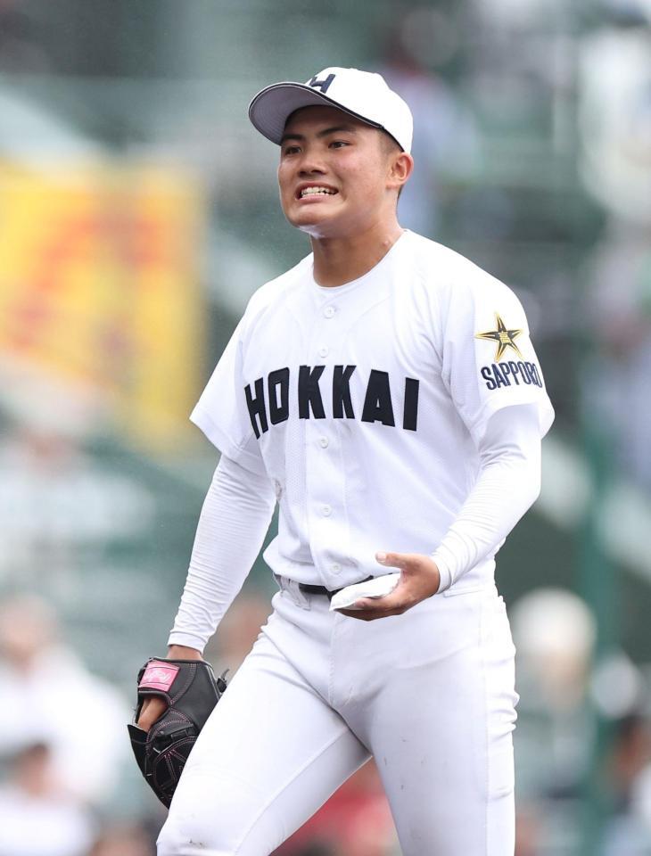 　７回、犠打を二塁へ悪送球し、ピンチを広げてしまった北海・浅水結翔（撮影・中田匡峻）