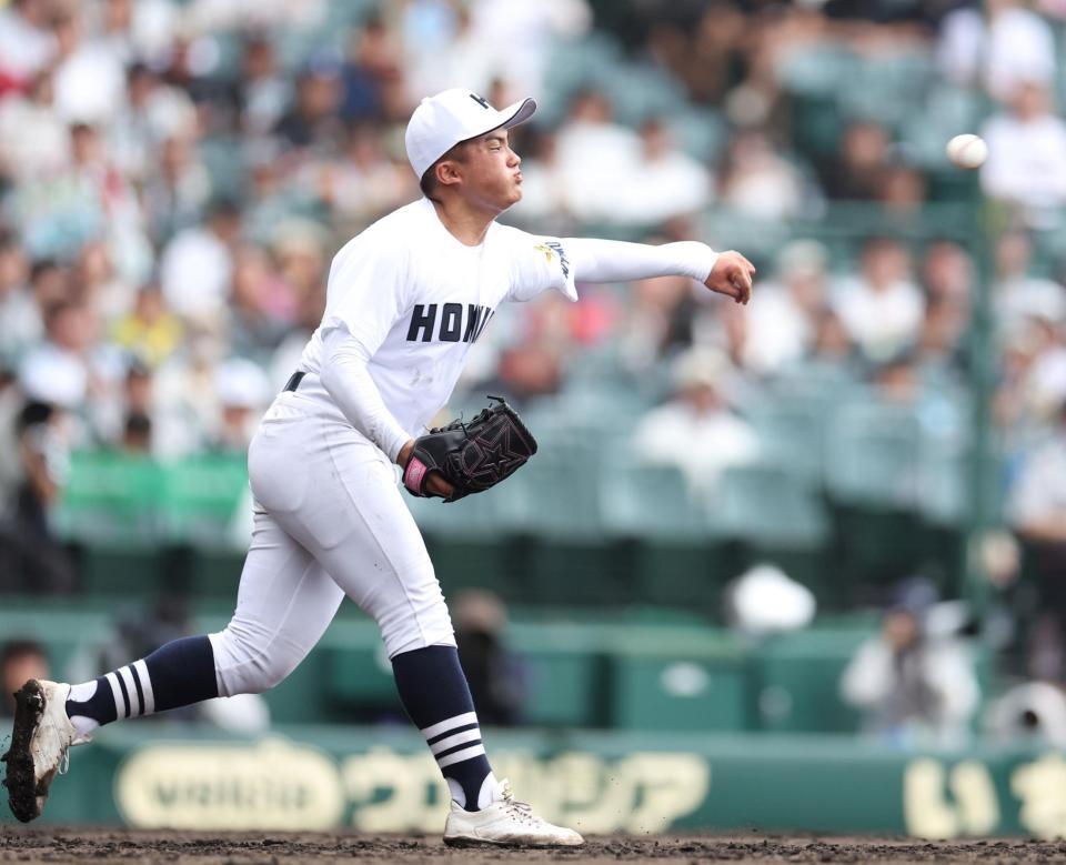 　７回、東海大熊本星翔・緒方龍之介の犠打を処理も二塁へ悪送球した北海・浅水結翔（撮影・中田匡峻）