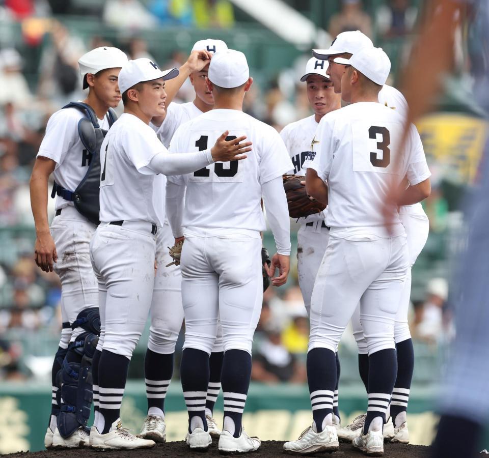 　１回、伝令でマウンドに向かう北海・浅水結翔（左から２人目）＝撮影・中田匡峻