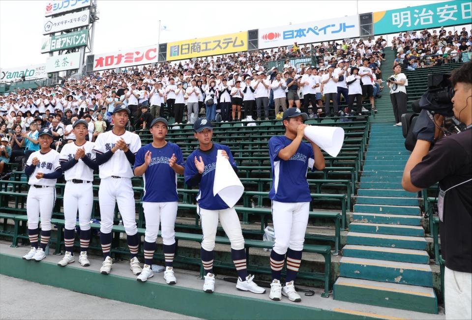 　高川学園側のアルプススタンド（撮影・中田匡峻）