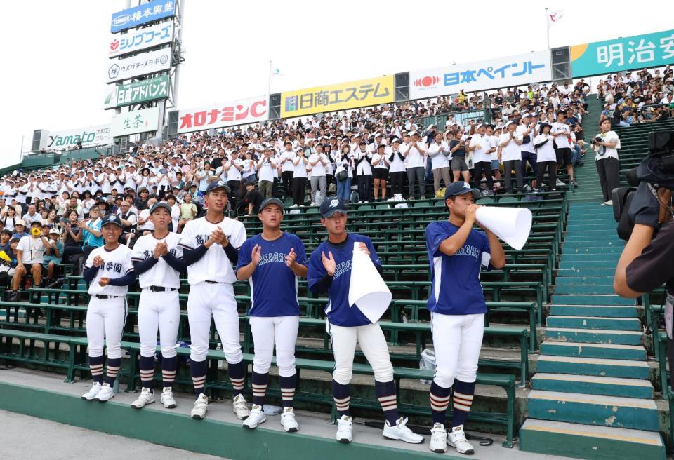 　他の部員の到着を待ちながら、必死に６人で応援する高川学園ナイン（撮影・中田匡峻）