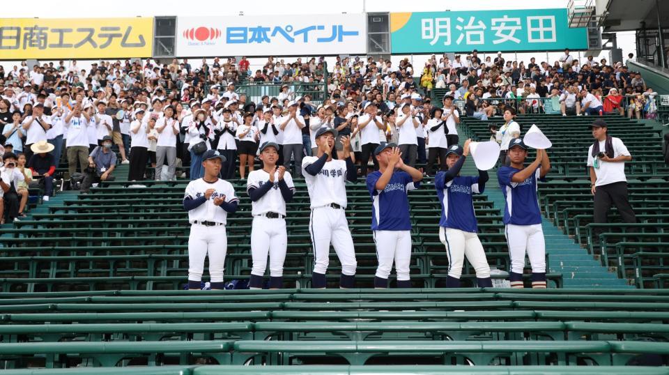 　必死に声を張り上げる高川学園６人の部員。後に遅れて他の部員が到着した（撮影・中田匡峻）