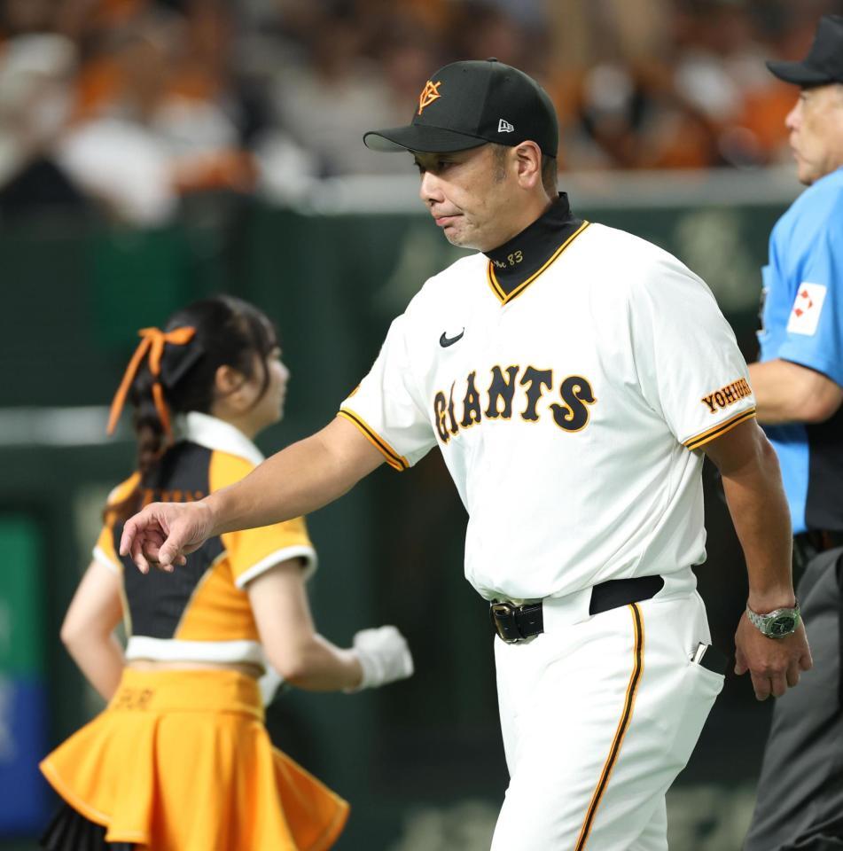 　選手交代を告げ厳しい表情でベンチに戻る阿部監督（撮影・金田祐二）