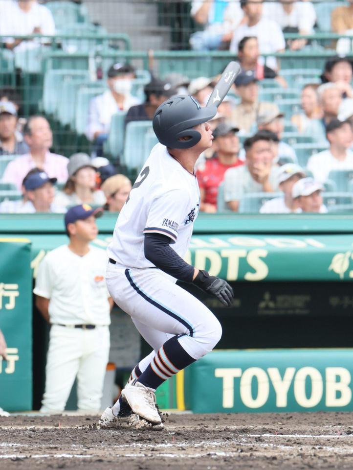 　２回、本塁打を放つ高川学園・遠矢文太（撮影・石井剣太郎）