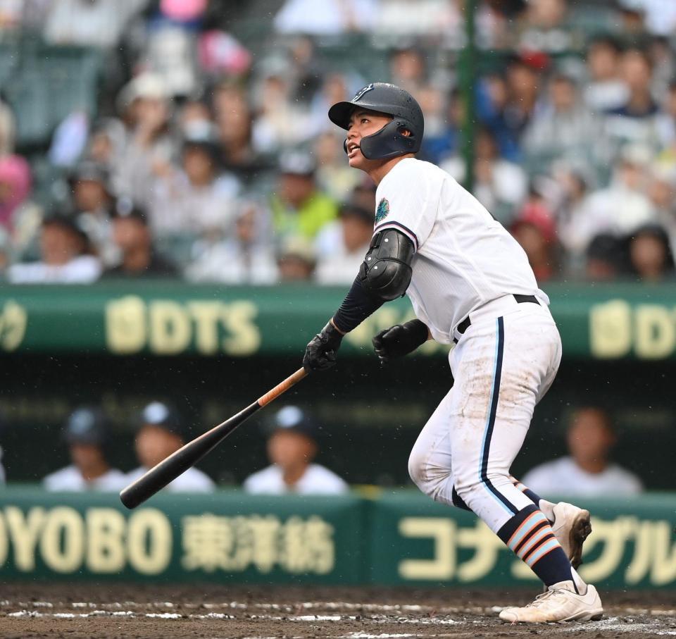 　６回、適時二塁打を放つ高川学園・遠矢文太（撮影・西田忠信）