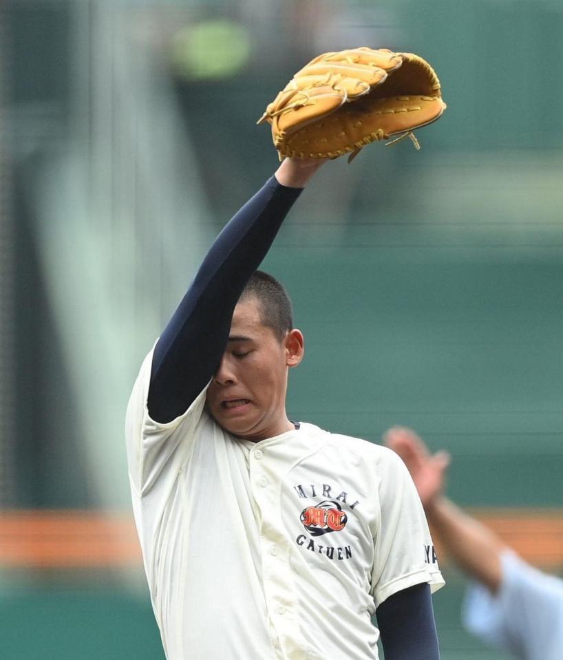 　４回、汗をぬぐう未来富山・江藤蓮（撮影・西田忠信）