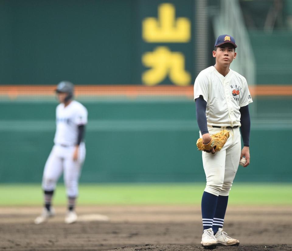 　４回、高川学園・遠矢文太（左）に走者一掃の二塁打を浴びた未来富山・江藤蓮（撮影・西田忠信）