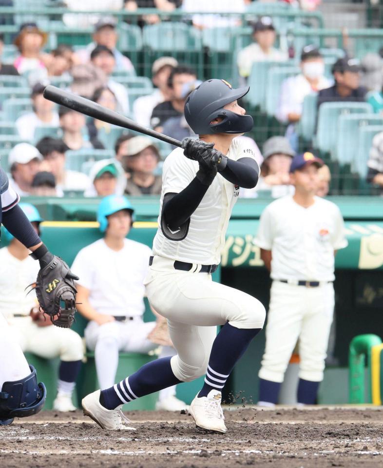 　２回、同点適時二塁打を放つ未来富山・内藤愛斗（撮影・石井剣太郎）