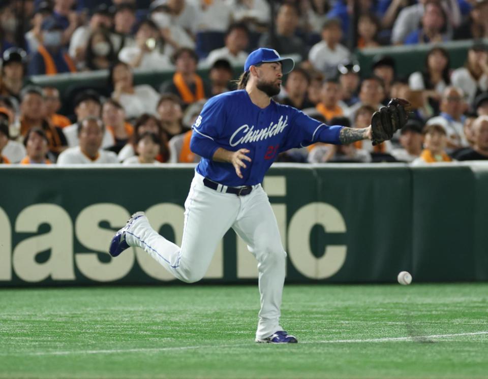 　５回、インフィールドフライが宣告された門脇の打球を落球するチェイビス（撮影・金田祐二）