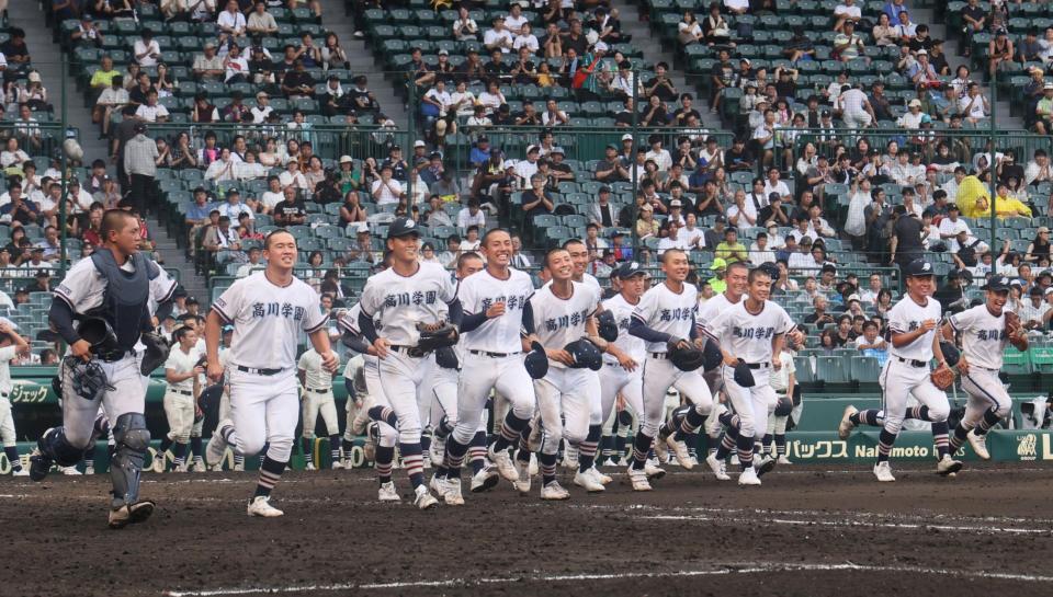　試合に勝利し駆け出す高川学園ナイン（撮影・石井剣太郎）