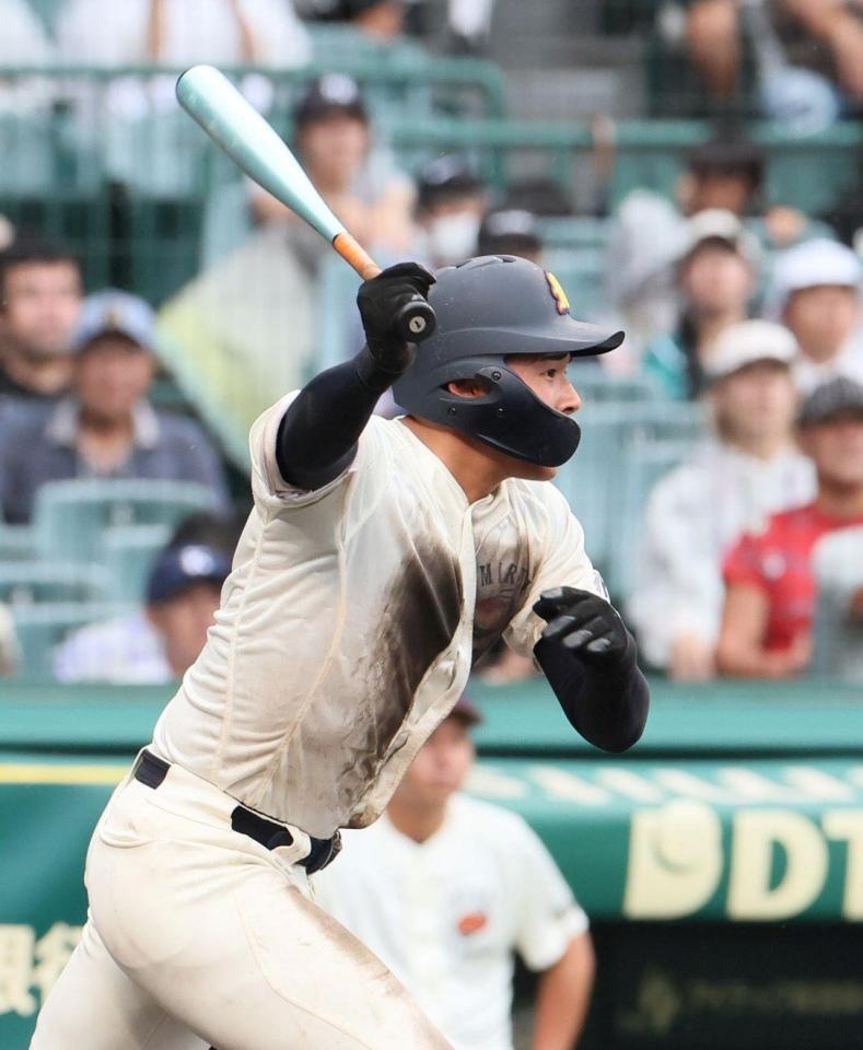 　９回、適時打を放つ未来富山・江藤蓮（撮影・石井剣太郎）