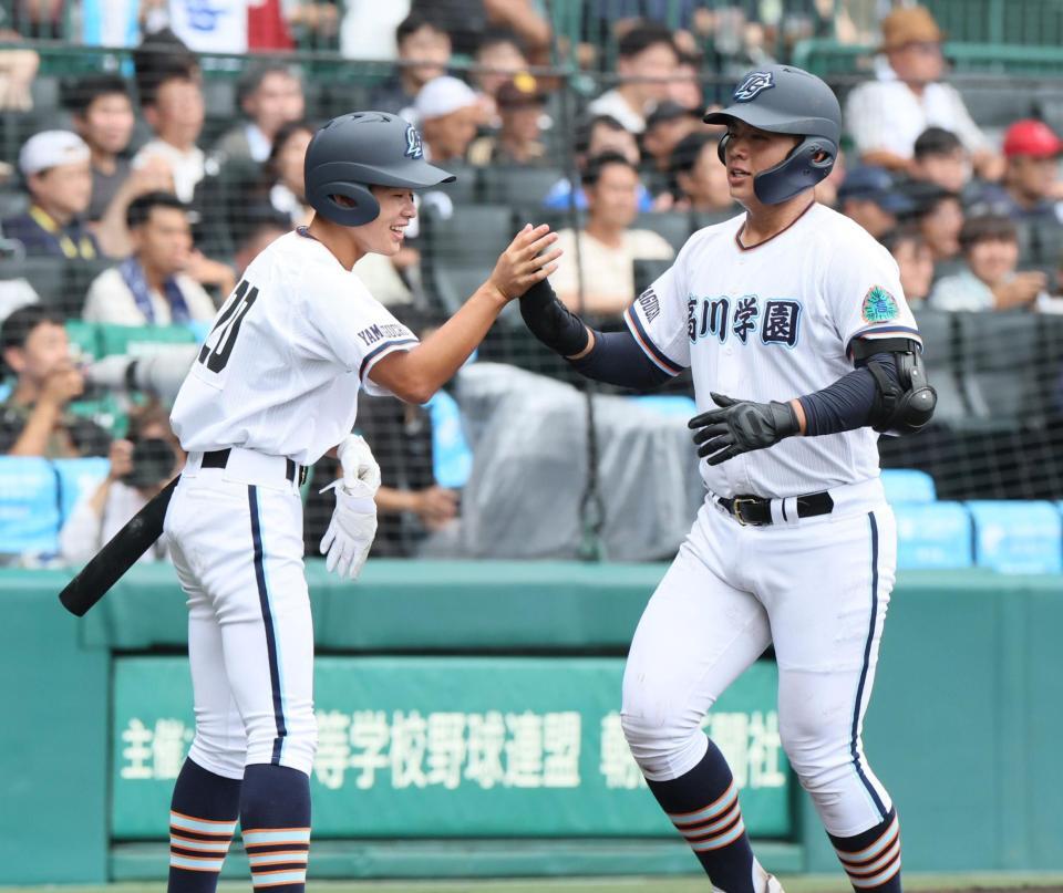 　２回、本塁打を放った高川学園・遠矢文太（右）＝撮影・石井剣太郎