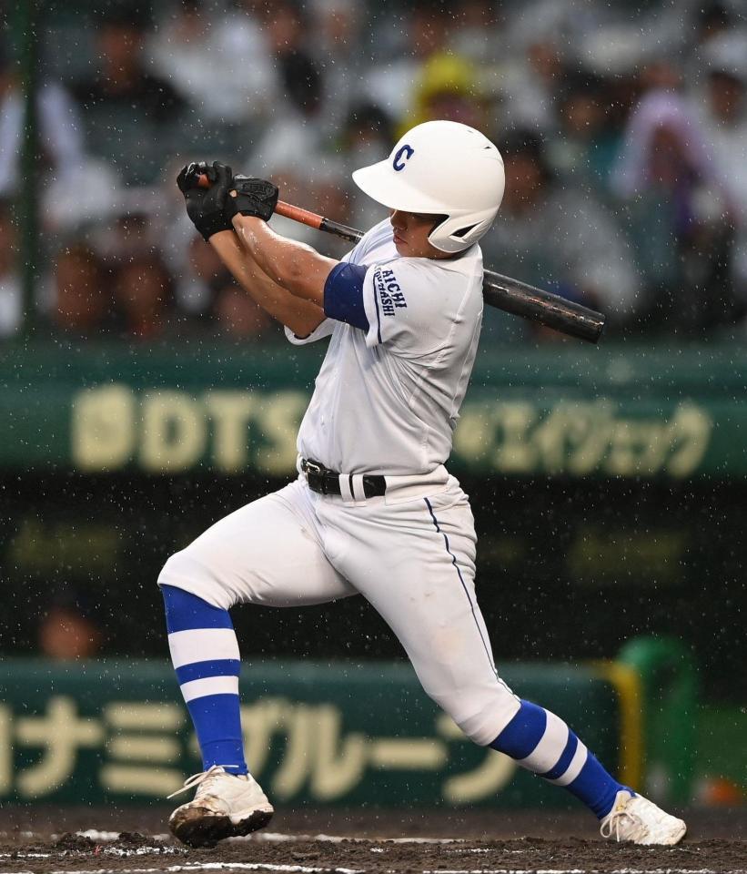 　２回、右前打を放つ豊橋中央・高橋大喜地（撮影・西田忠信）