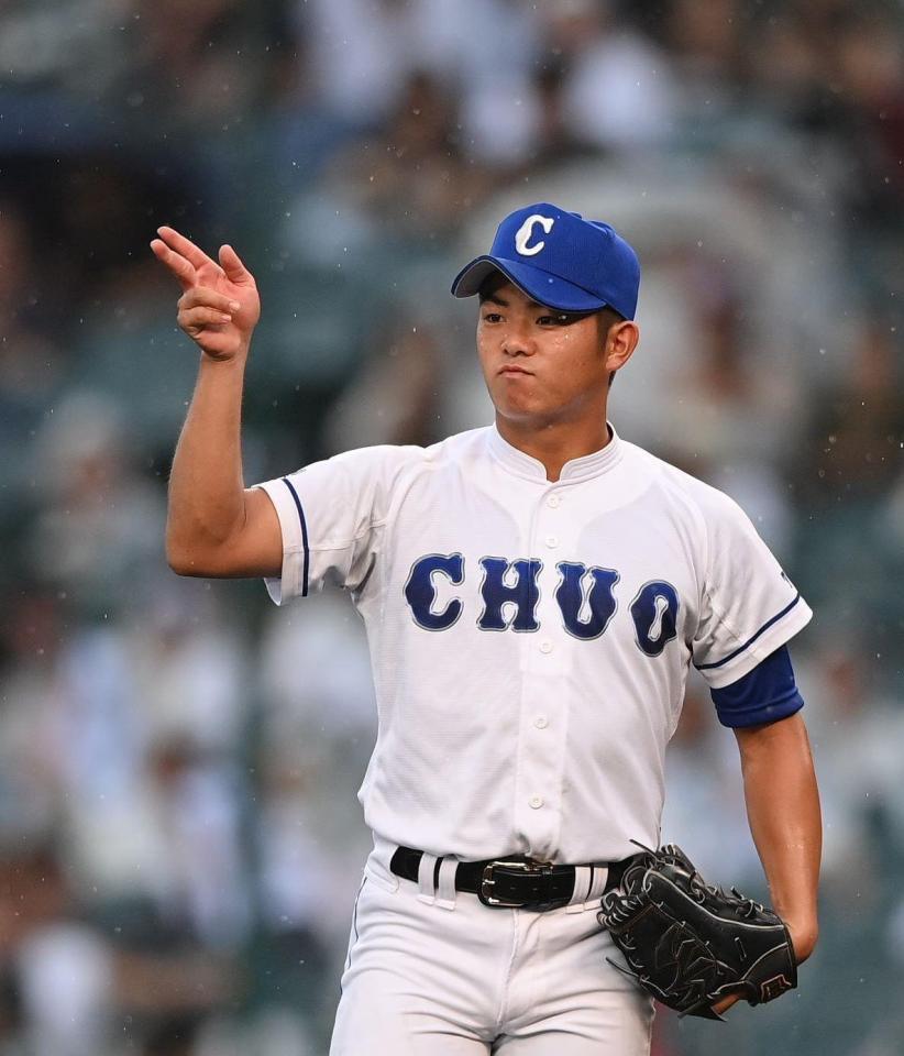 　１回、野手に合図を送る豊橋中央・高橋大喜地（撮影・西田忠信）