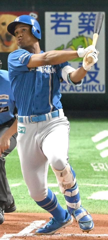 　１回、先制ソロを放つ万波