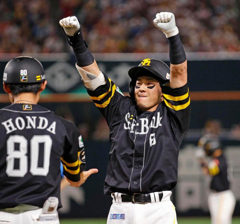 　４回、勝ち越し打を放ち、ベンチに向かってガッツポーズする牧原大