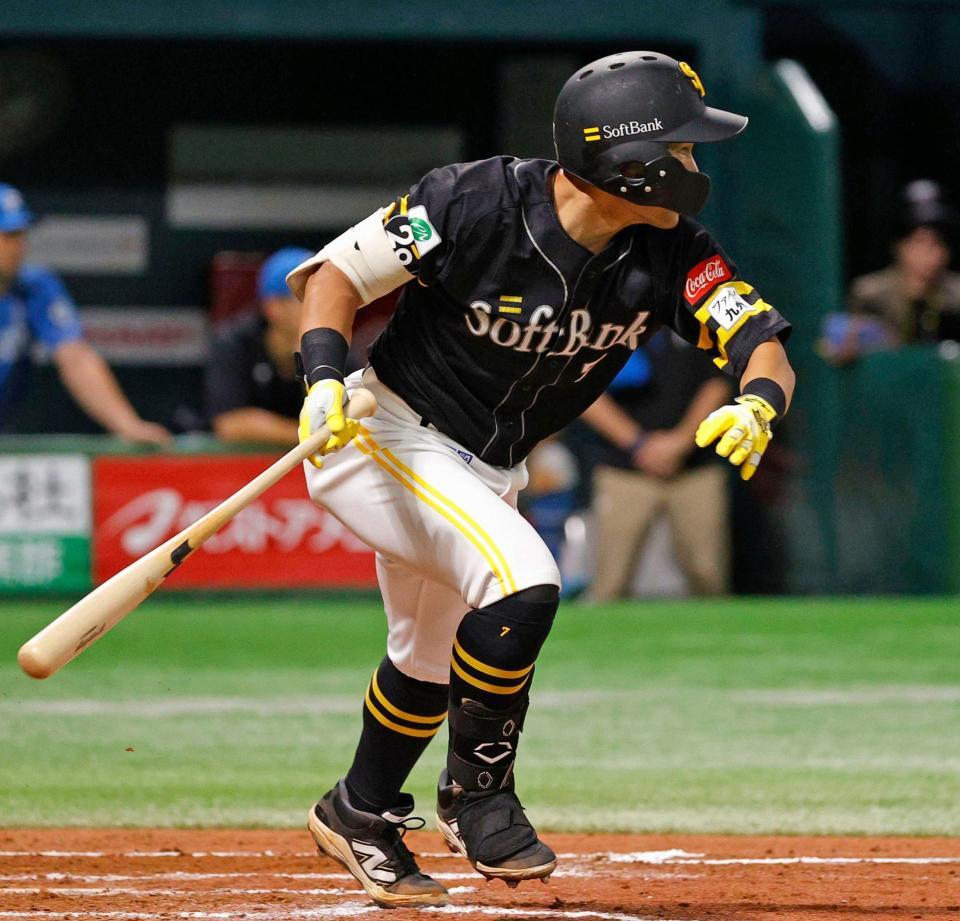 　７回、代打中村が左前に適時打を放つ