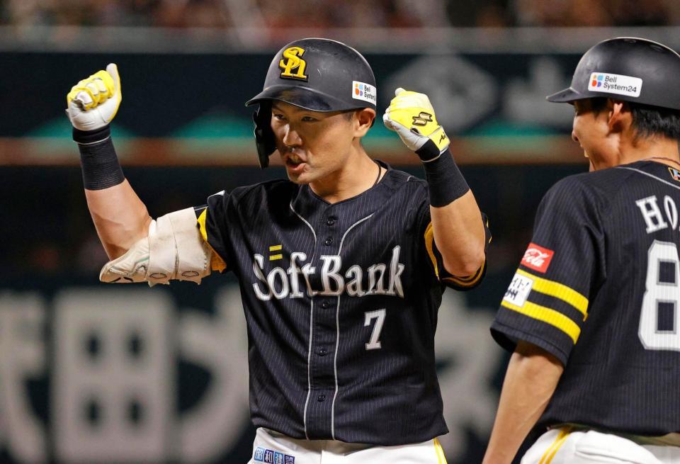 　７回、適時打を放ちガッツポーズする中村