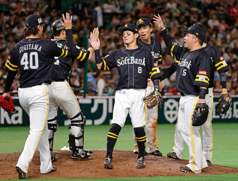 　日本ハムに勝利し、タッチするソフトバンクナイン