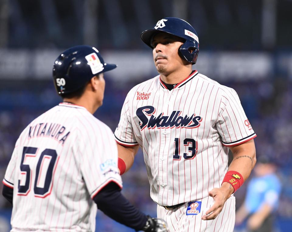 　１回、打者・中村のとき一塁走者のオスナがベンチに下がる（撮影・園田高夫）