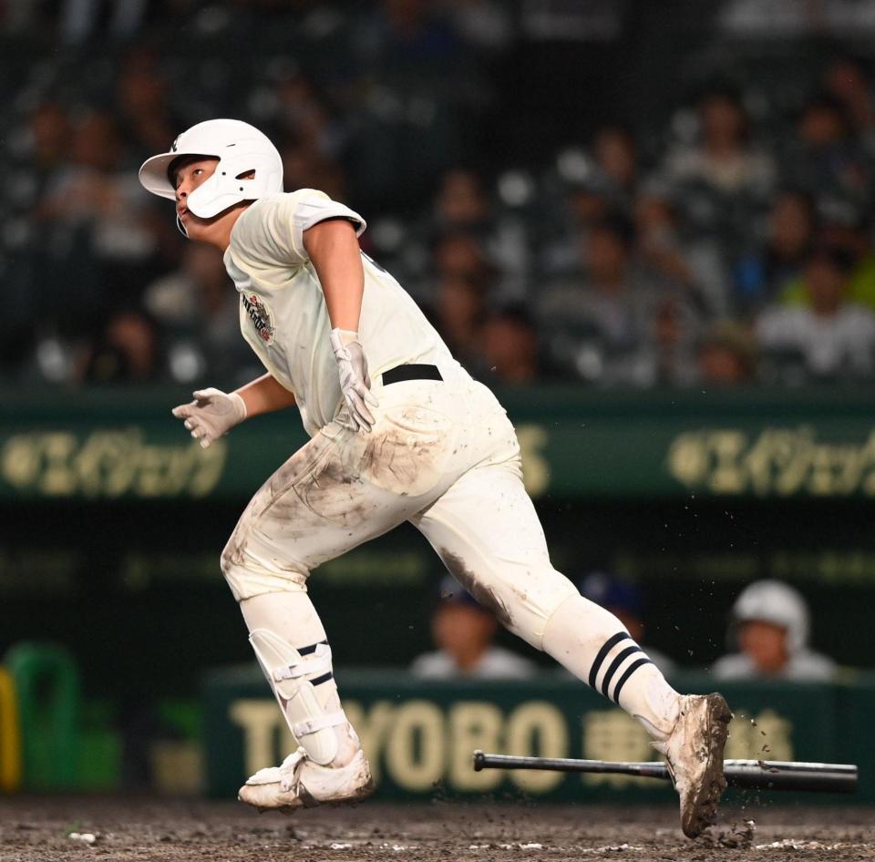 　８回、勝ち越しソロを放つ日大三・田中諒（撮影・西田忠信）