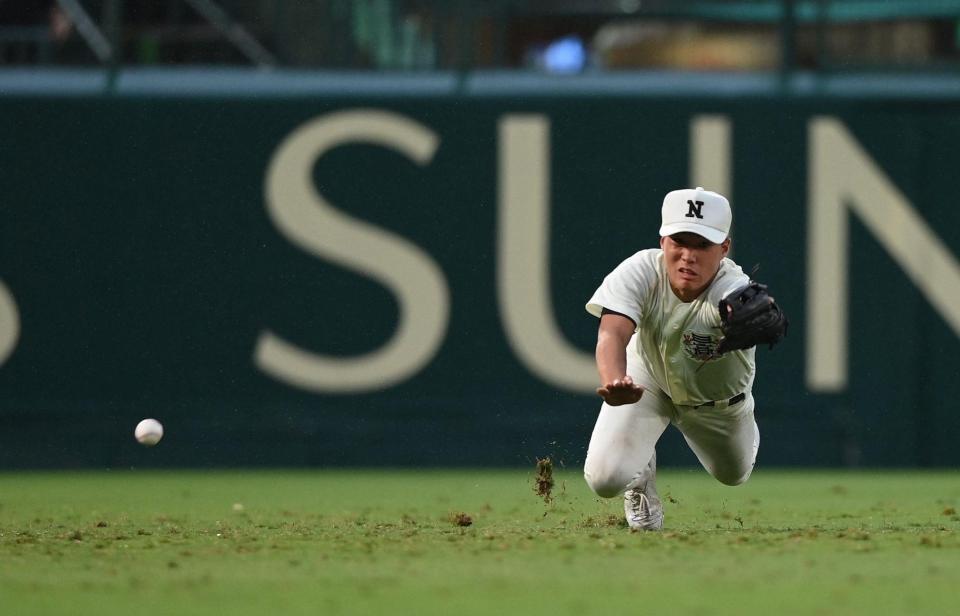 　６回、豊橋中央・小原圭大郎の打球を後逸する日大三・嶌田大翔（撮影・西田忠信）