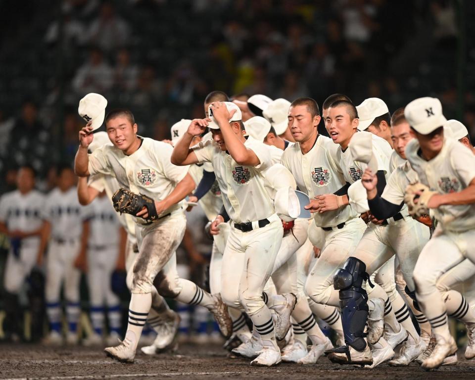 　豊橋中央に勝利し、駆け出す日大三ナイン（撮影・西田忠信）
