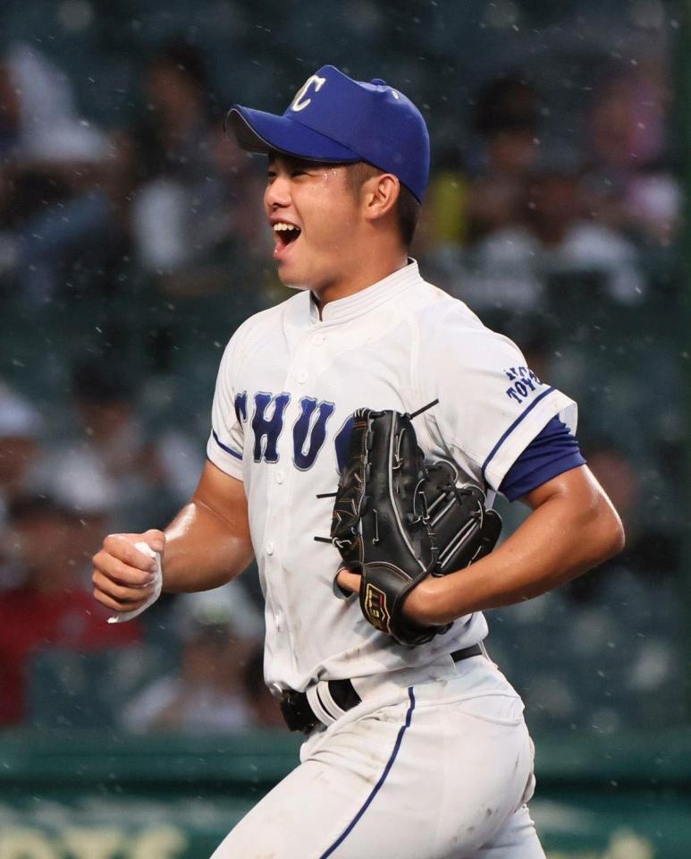 　６回、無失点に抑え笑顔でベンチに戻る豊橋中央・高橋大喜地（撮影・石井剣太郎）