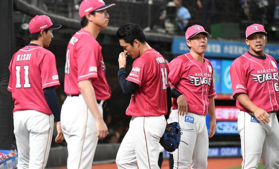 　９回、２点差を守り切れずがっくりとベンチに戻る則本（中）＝撮影・佐藤厚