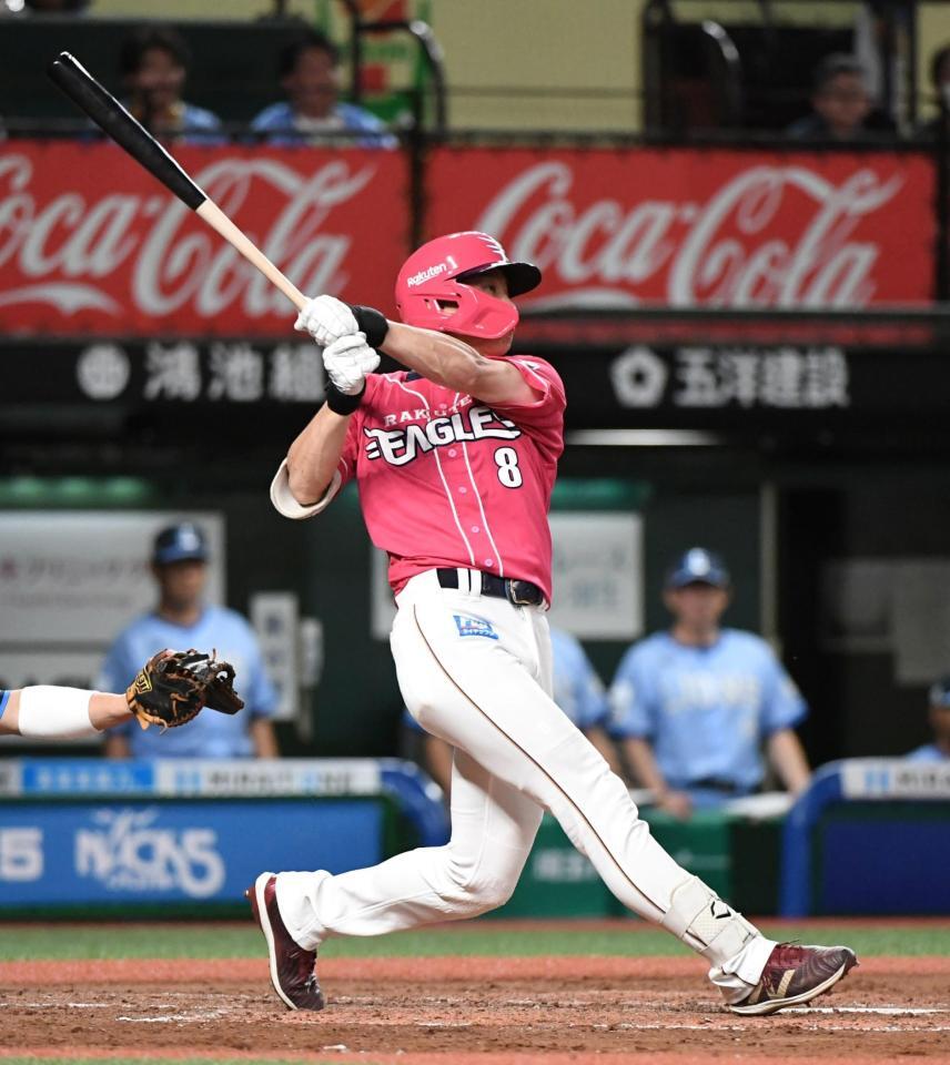 　８回、辰己は右越えに６号ソロを放つ（撮影・佐藤厚）