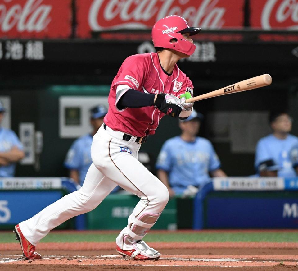 　１回、宗山は中越え二塁打を放つ（撮影・佐藤厚）