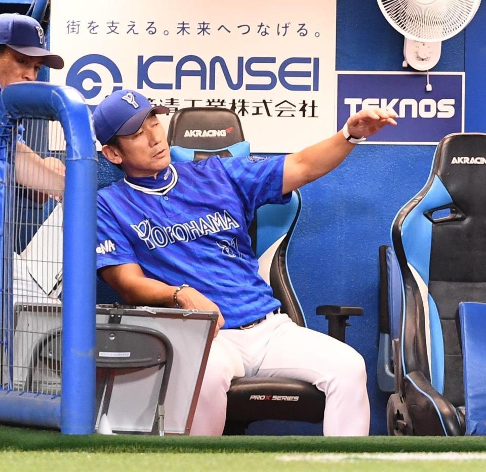 　厳しい表情で戦況を見つめる三浦（撮影・園田高夫）