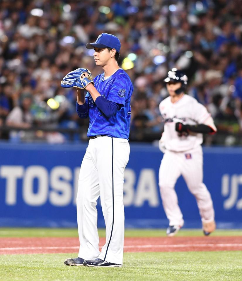 　３回、内山の２ランを浴びガックリする平良（左）＝撮影・園田高夫