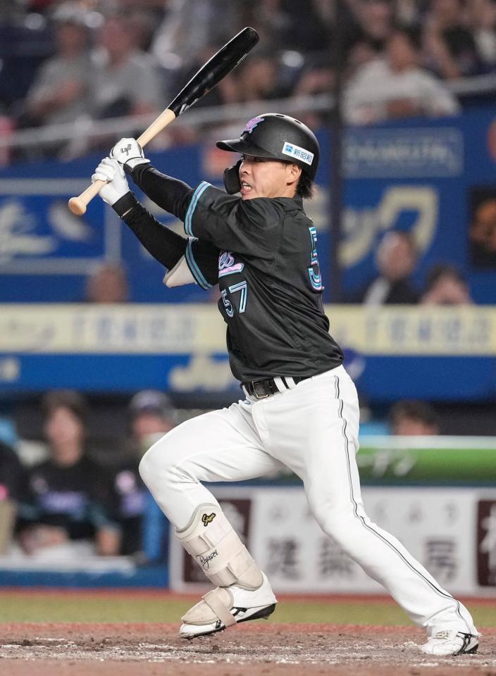 　９回、小川が中前に適時打を放つ