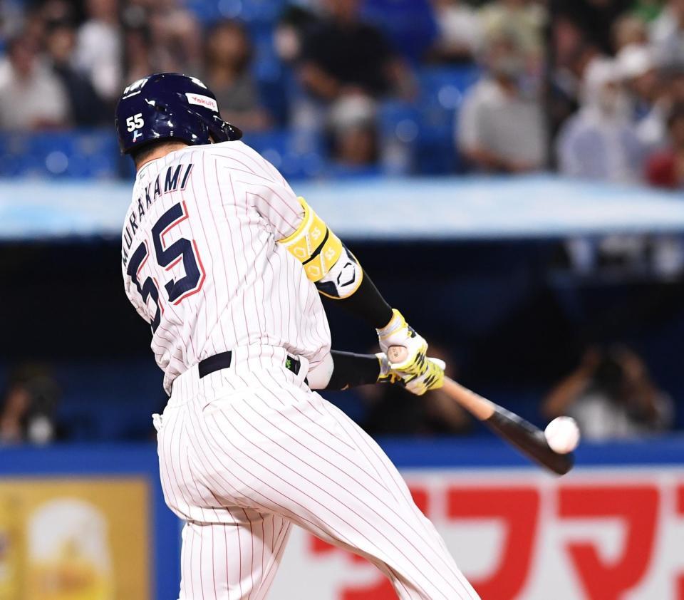 　３回、右越えソロを放つ村上（撮影・園田高夫）