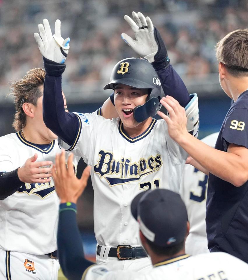 　10回、勝ち越し２ランを放ち、ナインに迎えられる太田