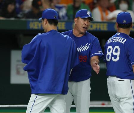 　４位浮上のナインを迎える井上監督（撮影・金田祐二）