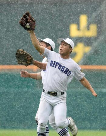 　６回、日大山形・岩下の飛球を駒瀬と交錯しながら捕球する横山